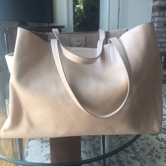 Banana Republic Handbags - Banana Republic leather tote